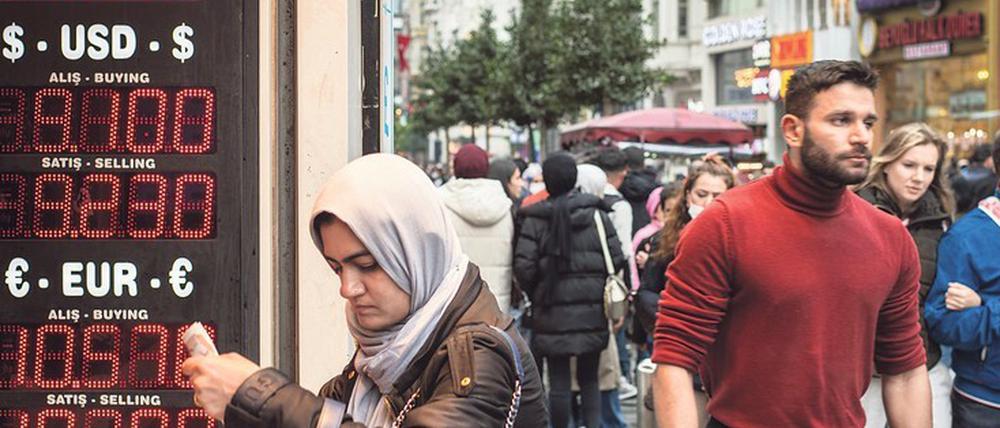 Erdogans Geldpolitik. Das Monatseinkommen der Türken reicht gerade noch für das Nötigste. Wer kann, flüchtet in den Dollar.