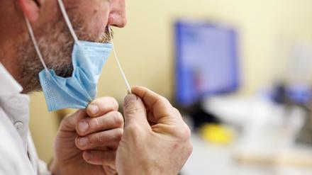 Ein Mann testet sich selbst auf das Coronavirus.