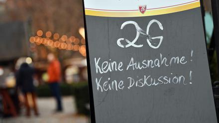 "2G Keine Ausnahme! Keine Diskussion!" steht auf dem Schild an einem Zugang zum Erfurter Weihnachtsmarkt.