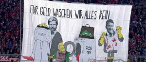 Auch im Stadion gab es zuletzt scharfe Kritik am Katar-Sponsoring des FC Bayern.