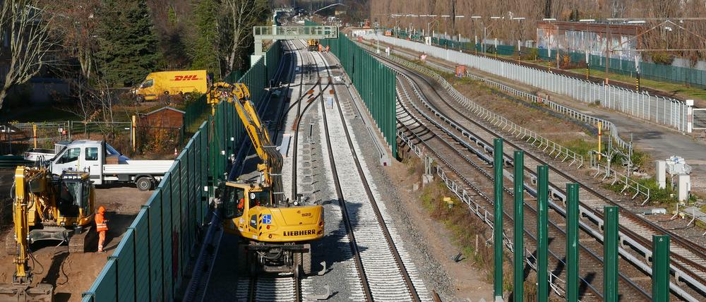 Die künftigen S-Bahn-Gleise liegen in der endgültigen Position, Blick vom Kamenzer Damm nach Norden. Am Montag wurden Lärmschutzwände gesetzt.