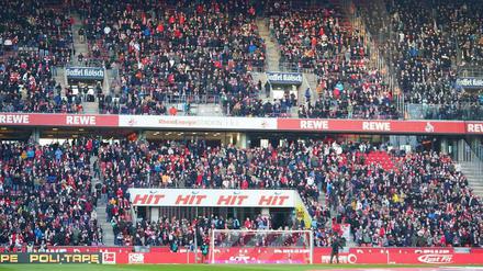 Volle Ränge und Fans ohne Maske. Viele Menschen in Deutschen wundern sich über das, was in Bundesliga-Stadien wie dem in Köln am Samstag trotz Pandemie noch möglich ist.