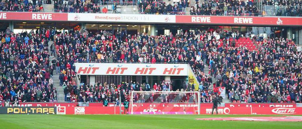 Volle Ränge und Fans ohne Maske. Viele Menschen in Deutschen wundern sich über das, was in Bundesliga-Stadien wie dem in Köln am Samstag trotz Pandemie noch möglich ist.