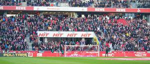 Volle Ränge und Fans ohne Maske. Viele Menschen in Deutschen wundern sich über das, was in Bundesliga-Stadien wie dem in Köln am Samstag trotz Pandemie noch möglich ist.