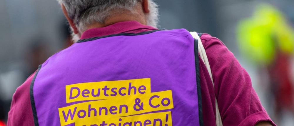 Ein Aktivist für die Enteignungsinitiative auf erfolgreicher Stimmensammlung.