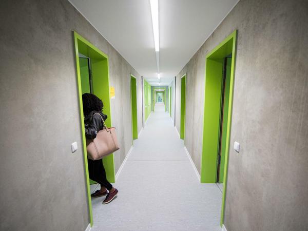 Ein Studentin geht durch ein Studierendenwohnheim des Kölner Studierendenwerks.