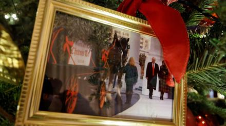 Kaum zu erkennen, aber Teil des Weihnachtsschmucks im Weißen Haus: Ex-Präsident Donald Trump.