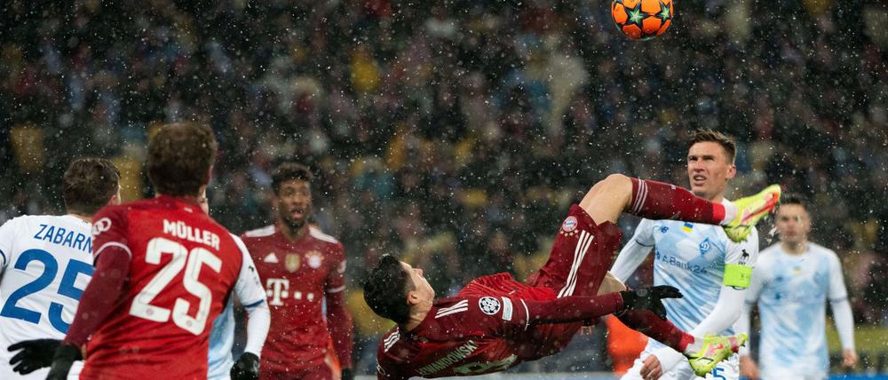 Robert Lewandowski trifft per Fallrückzieher zum 1:0 für den FC Bayern.