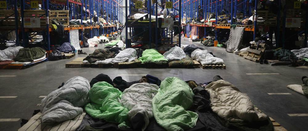 In der Krise um Tausende Migranten in Belarus, die über die polnische Grenze in die EU wollen, setzt Machthaber Lukaschenko auf ein Einlenken Europas. 