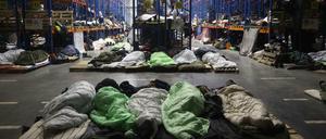 In der Krise um Tausende Migranten in Belarus, die über die polnische Grenze in die EU wollen, setzt Machthaber Lukaschenko auf ein Einlenken Europas. 