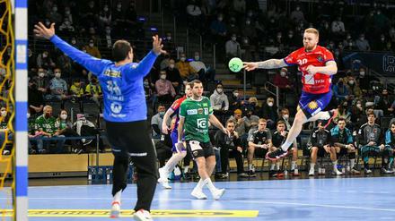 Dejan Milosavljev (l.) hielt insgesamt 17 Würfe des Gegners.