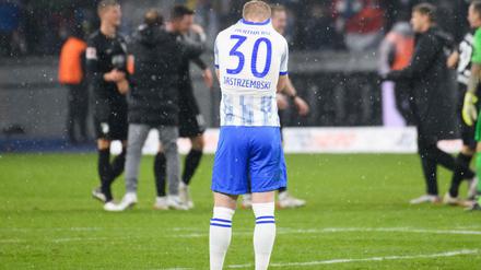 Zum Verstecken. Nach dem späten Ausgleich der Augsburger war der Frust bei Hertha BSC mal wieder groß.