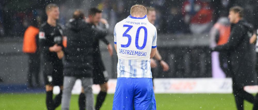 Zum Verstecken. Nach dem späten Ausgleich der Augsburger war der Frust bei Hertha BSC mal wieder groß.