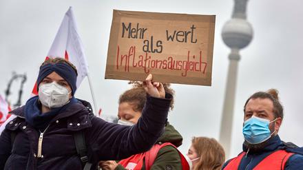 Beschäftigte im öffentlichen Dienst sowie die GEW, VERDI und GdP fordern mehr Gehalt im öffentlichen Dienst. 