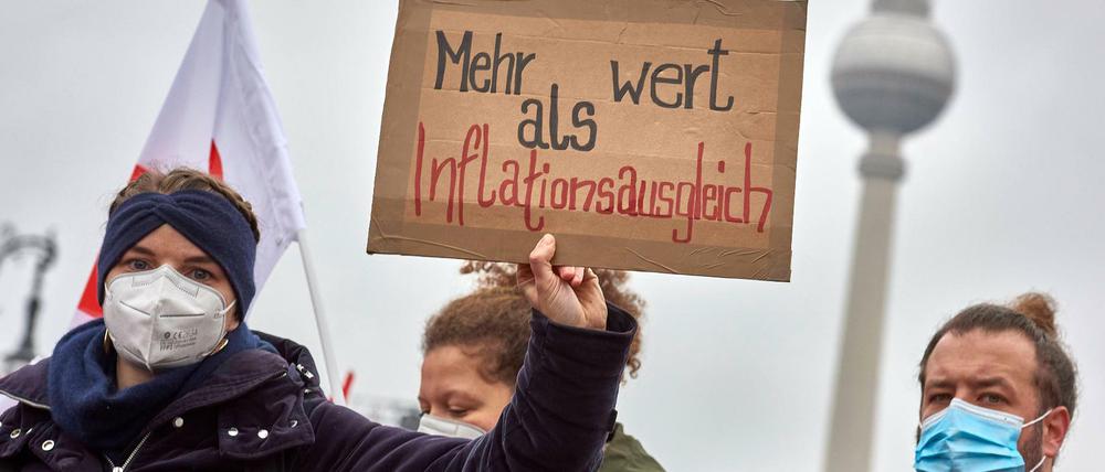 Beschäftigte im öffentlichen Dienst sowie die GEW, VERDI und GdP fordern mehr Gehalt im öffentlichen Dienst. 