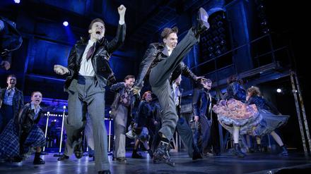 Lederjacken-Alarm. Ensembleszene aus dem Musical "Ku'damm 56".