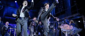 Lederjacken-Alarm. Ensembleszene aus dem Musical "Ku'damm 56".