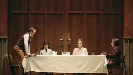 Sephan Rägamer (Tichon), Karolina Gumos (Varvara), Annette Dasch (Katja) und Doris Lamprecht (Kabanicha) in der "Katja-Kabanowa"-Inszenierung an der Komischen Oper