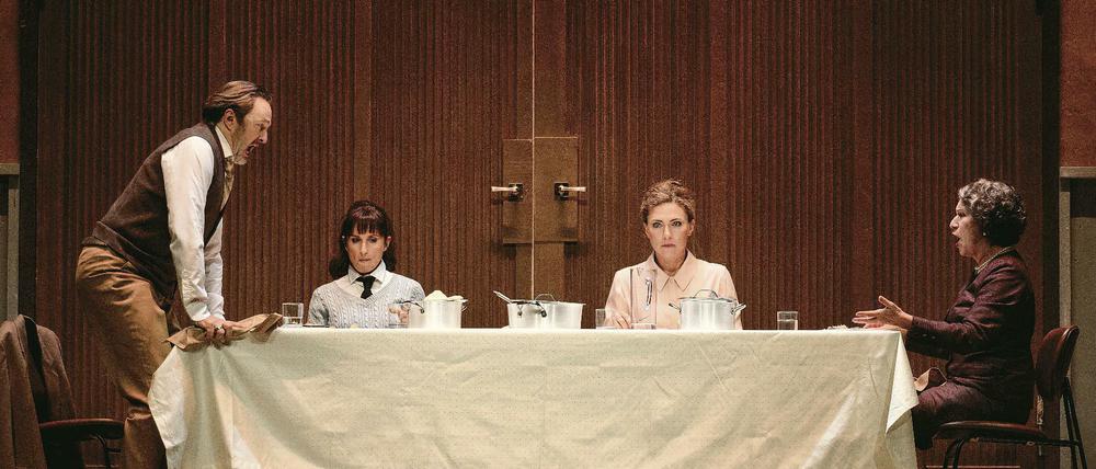 Sephan Rägamer (Tichon), Karolina Gumos (Varvara), Annette Dasch (Katja) und Doris Lamprecht (Kabanicha) in der "Katja-Kabanowa"-Inszenierung an der Komischen Oper 