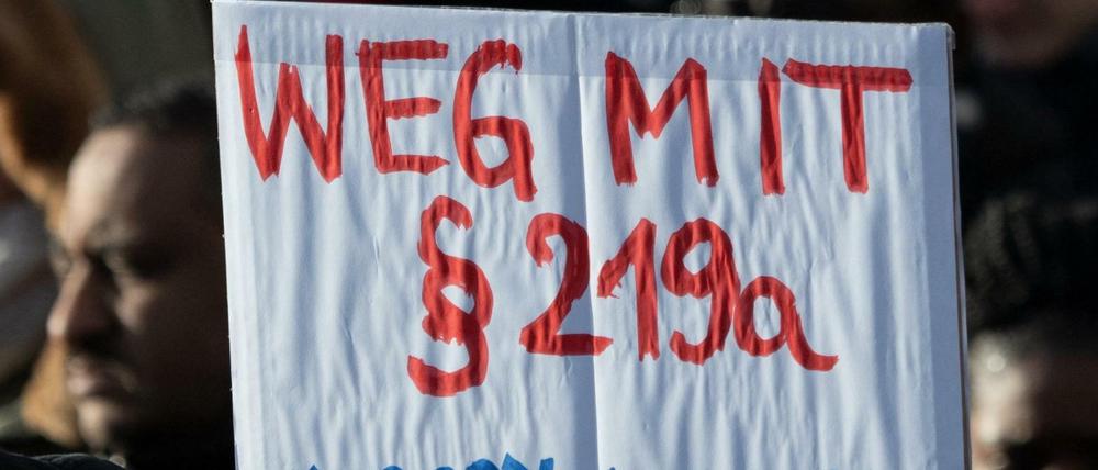 Teilnehmer einer Demonstration fordern, das Werbeverbot für Abtreibungen abzuschaffen