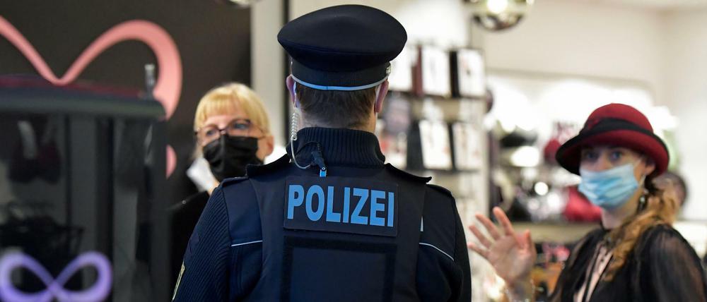 Polizist überprüft Einhaltung der 2G-Regeln in Dresden. (Archivbild, 23.11.2021)