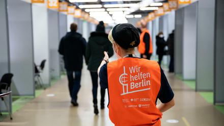 Da geht's lang. Eine Helferin im Impfzentrum Tegel.