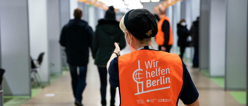 Da geht's lang. Eine Helferin im Impfzentrum Tegel.