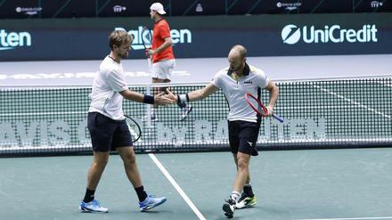 Bravo. Kevin Krawietz (l.) und Tim Pütz holten im Doppel wie schon gegen Serbien den entscheidenden zweiten Sieg.