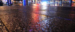 Durch überfrierende Nässe können die Straßen glatt sein. (Symbolbild)