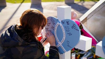 Die Gedenkstätte in Wisconsin. Hier fuhr ein 39-Jährige in eine Menschenmenge und tötete mindestens sechs Menschen.