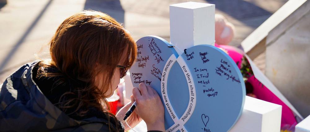 Die Gedenkstätte in Wisconsin. Hier fuhr ein 39-Jährige in eine Menschenmenge und tötete mindestens sechs Menschen.