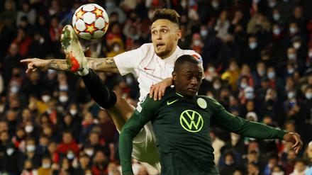 Sevillas Lucas Ocampos im Zweikampf mit Jerome Roussillon (re.).