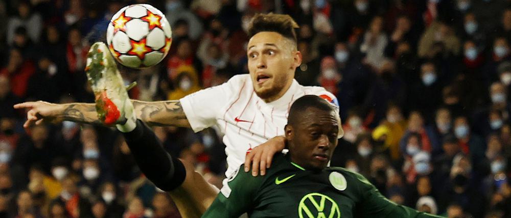 Sevillas Lucas Ocampos im Zweikampf mit Jerome Roussillon (re.). 