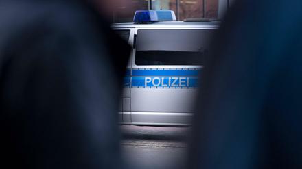 Bei einer Hausdurchsuchung in Sachsen finden Beamte ein umfangreiches Waffenarsenal und verfassungsfeindliche Symbole. (Symbolbild)