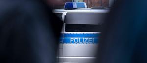 Bei einer Hausdurchsuchung in Sachsen finden Beamte ein umfangreiches Waffenarsenal und verfassungsfeindliche Symbole. (Symbolbild)