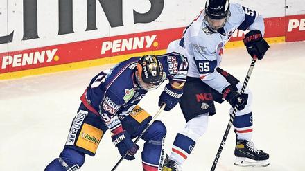 Hakelig. Leo Pföderl (l.) im Duell mit Ex-Eisbär Blake Parlett.