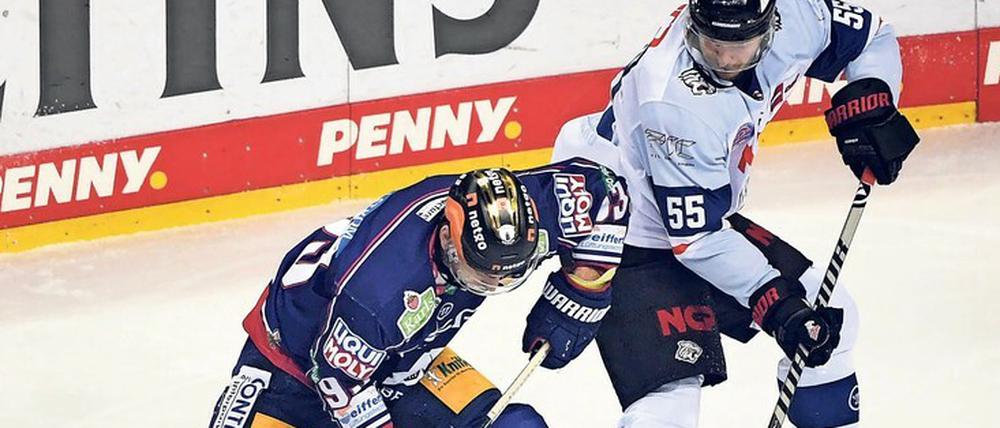 Hakelig. Leo Pföderl (l.) im Duell mit Ex-Eisbär Blake Parlett.