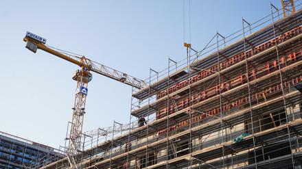 Eine große Baustelle ist auf dem ehemaligen Gelände des Kunsthauses Tacheles an der Oranienburger Straße zu sehen. Am Montag hat die neue Koalition auch ihre Pläne zum Wohnungsbau vorgestellt.