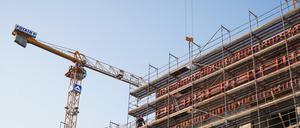 Eine große Baustelle ist auf dem ehemaligen Gelände des Kunsthauses Tacheles an der Oranienburger Straße zu sehen. Am Montag hat die neue Koalition auch ihre Pläne zum Wohnungsbau vorgestellt.