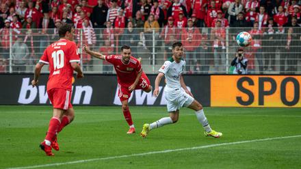Niko Gießelmann ist nach einem unauffälligen ersten Jahr mittlerweile unumstritten bei Union - hier erzielt er gegen Gladbach ein schönes Kopfballtor.