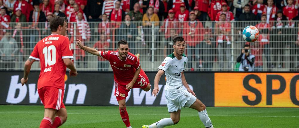 Niko Gießelmann ist nach einem unauffälligen ersten Jahr mittlerweile unumstritten bei Union - hier erzielt er gegen Gladbach ein schönes Kopfballtor.