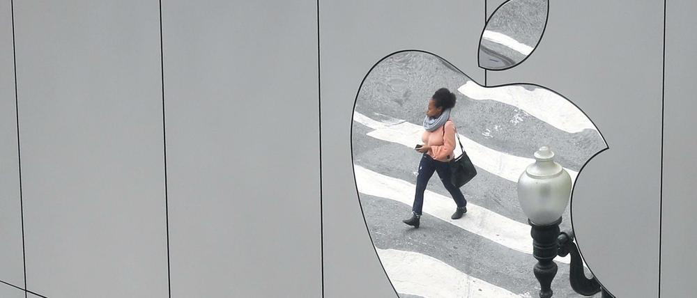 Spiegelung in einem Firmenlogo an einer Apple-Niederlassung in San Francisco (Archivbild)