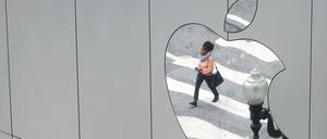 Spiegelung in einem Firmenlogo an einer Apple-Niederlassung in San Francisco (Archivbild)