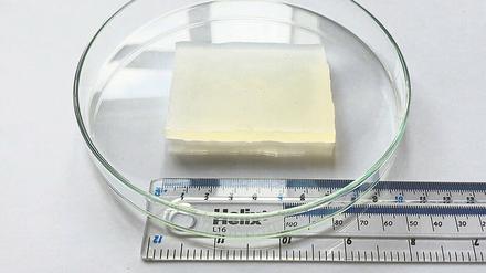 Das weichere der beiden hier zusätzlich zum Lineal gezeigten Materialien ist das Glas der Petrischale.
