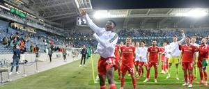 Party mit den Fans. Die Spieler des 1. FC Union feiern den Sieg bei Maccabi Haifa vor dem Gästeblock.
