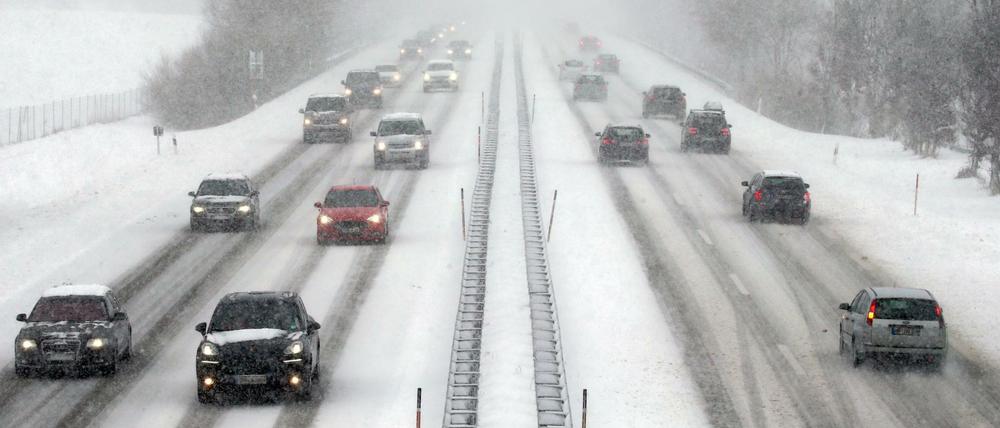 Autos fahren im Schneetreiben auf der schneebedeckten Autobahn A7. (Archivfoto)