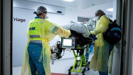 Besatzung eines Krankenwagens mit einem Covid-19-Patienten in Herten (Archivbild)
