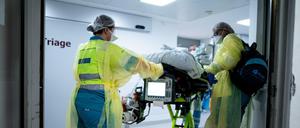 Besatzung eines Krankenwagens mit einem Covid-19-Patienten in Herten (Archivbild)