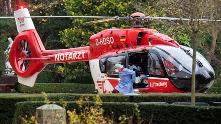 Überlastete Kliniken müssen Patienten verlegen. Hier bringt ein Hubschrauber einen Covid-19-Patienten ins niedersächsische Hildesheim.