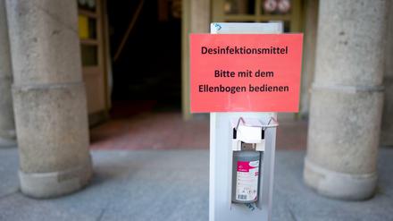 Spender für Desinfektionsmittel lassen sich momentan überall finden. (Symbolbild)